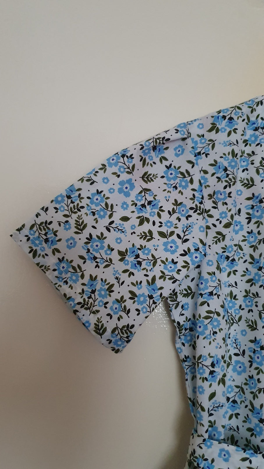 Short-sleeved girl dress, blue flower pattern.