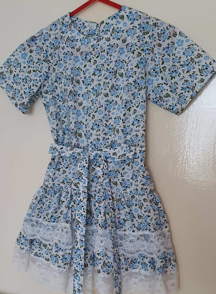 Short-sleeved girl dress, blue flower pattern.