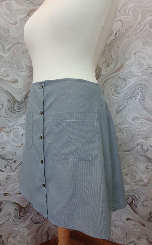 buttoned midi gtrey skirt