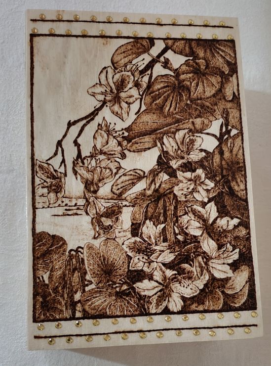 pyrography box with flowers decorations