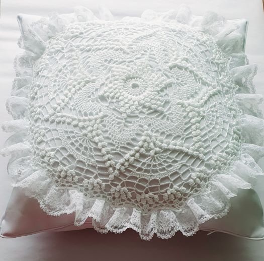 40x40 cm snow white cushion with large round crochet lace
